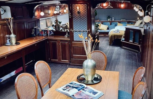 Amsterdam East Alquiler De Eote | AMAZING PRIVATE LUXURY BOAT ACCOMMODATION