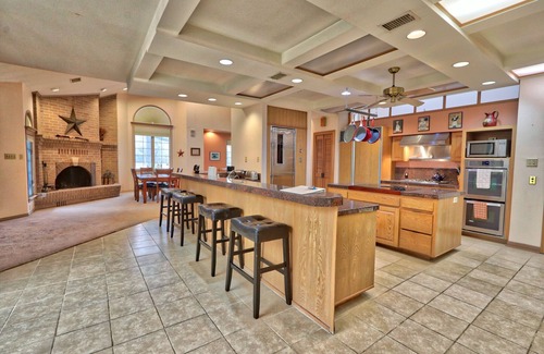 Wimberley Casa | Amazing Ranch Sleeps 42 Plus! Ubicado en 75 acres con piscina y granero