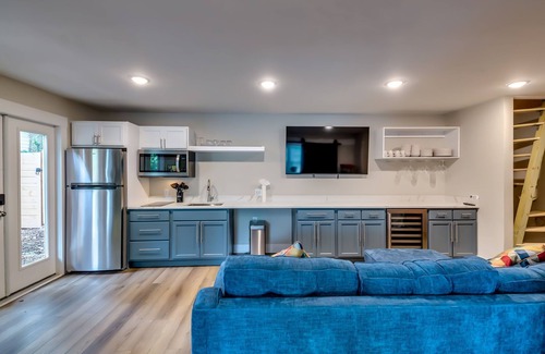 Eagan Park Casa | Amazing, remodeled, charming getaway w/ swimming pool, close to fun and dining!