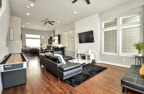 East Downtown Houston Casa | 🌟Amazing Rooftop🌟Downtown Skyline Views🌃Sleeps 15🛏️