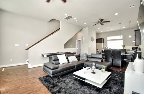 East Downtown Houston Casa | 🌟Amazing Rooftop🌟Downtown Skyline Views🌃Sleeps 15🛏️
