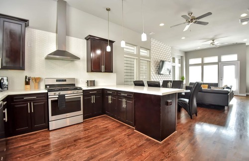 East Downtown Houston Casa | 🌟Amazing Rooftop🌟Downtown Skyline Views🌃Sleeps 15🛏️