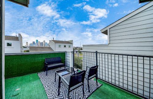 East Downtown Houston Casa | AMAZING ROOFTOP! DOWNTOWN SKYLINE VIEWS! SLEEPS 15