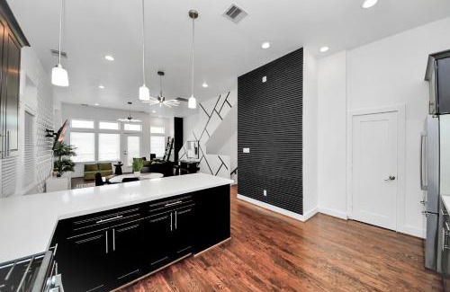 East Downtown Houston Casa | AMAZING ROOFTOP! DOWNTOWN SKYLINE VIEWS! SLEEPS 15