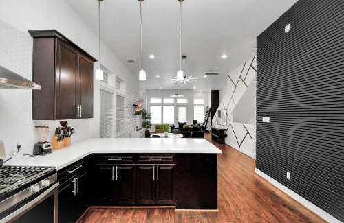 East Downtown Houston Casa | AMAZING ROOFTOP! DOWNTOWN SKYLINE VIEWS! SLEEPS 15