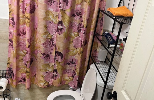Irvington Casa | Amazing room with AC in charming Irvington
