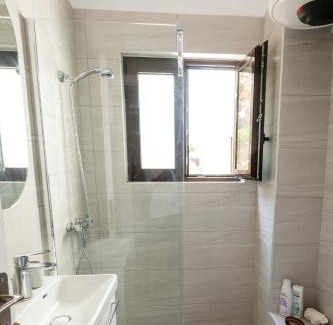Rafina-Pikermi Apartamento | Amazing Sea View, Rafina Port, Athens Airport, Self-Check-in