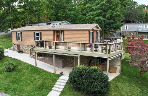 Smith Mountain Lake Casa | Amazing Smith Mountain Lake Home 3 minutes from Mitchell's Marina