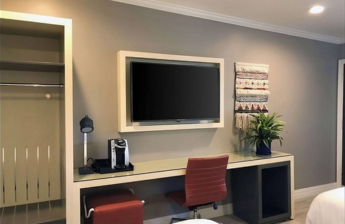 Southeast Torrance Hotel | Amazing Stay! Four Great Units / 8 Queen Beds, Central Location, Free Parking