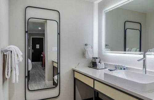 Southeast Torrance Hotel | Amazing Stay! Four Great Units / 8 Queen Beds, Central Location, Free Parking