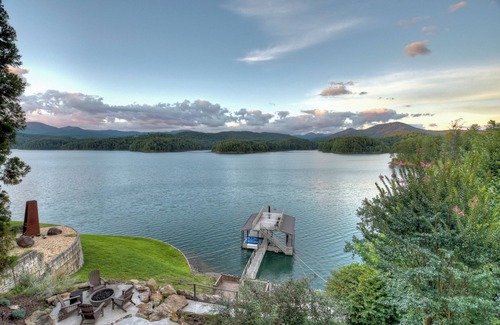 Unaka Cabina | Lake Front Lodge con increíbles vistas al lago y a la montaña ... ¡Cerca de Blue Ridge!