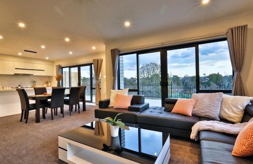 Hamilton Casa | Amazing the Waikato River-View Brand New Villa with 4 bedrooms