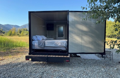 Murphy Casa | Amazing Tiny Home On The Pristine Applgate River In Beautiful Southern Oregon