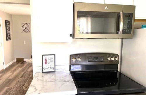 Roseville Casa | AMAZING TOWNHOUSE BY HIGHWAY & SHOPS LOTS OF FREE PARKING! Long term discounts!