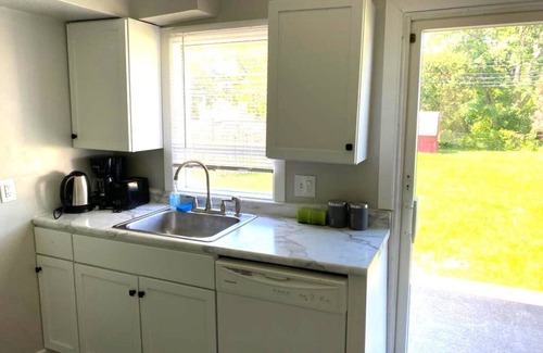 Roseville Casa | AMAZING TOWNHOUSE BY HIGHWAY & SHOPS LOTS OF FREE PARKING! Long term discounts!