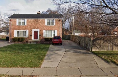 Roseville Casa | AMAZING TOWNHOUSE BY HIGHWAY & SHOPS LOTS OF FREE PARKING! Long term discounts!