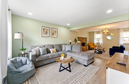 East Stroudsburg Villa | Amazing Vacation House in Poconos~HotTub~Game Room