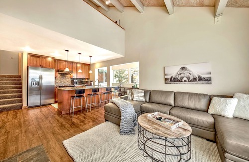 Truckee Condominio | ¡Increíble vista! Amplia y actualizada cabaña / condominio en Tahoe Donner.