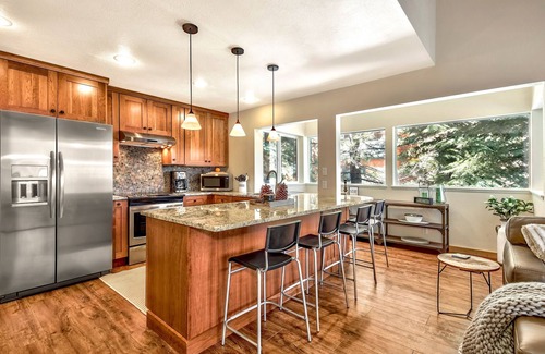 Truckee Condominio | ¡Increíble vista! Amplia y actualizada cabaña / condominio en Tahoe Donner.
