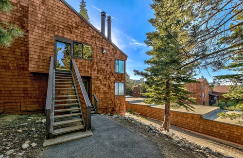 Truckee Condominio | ¡Increíble vista! Amplia y actualizada cabaña / condominio en Tahoe Donner.