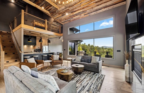 Gatlinburg - Pigeon Forge Cabina | Amazing Views, Indoor Pool, Basketball Hoop, Hot Tub, Pool & Poker Table