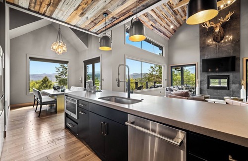 Gatlinburg - Pigeon Forge Cabina | Amazing Views, Indoor Pool, Basketball Hoop, Hot Tub, Pool & Poker Table