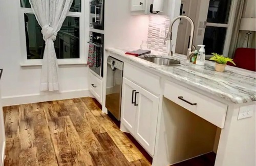 South Arlington Casa | Amazing Views! Nature 3 Porches Wi-fi Secluded .5mi to downtown dine/shop