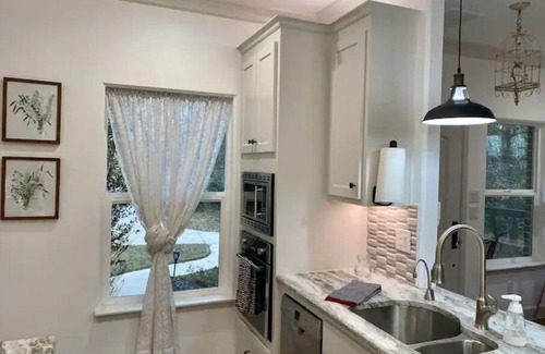 South Arlington Casa | Amazing Views! Nature 3 Porches Wi-fi Secluded .5mi to downtown dine/shop