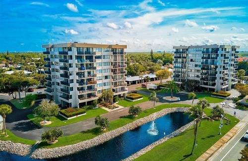 Siesta Key Condominio | AMAZING VIEWS of Siesta Key Beach and Gulf. 5th floor corner unit 2br/2ba