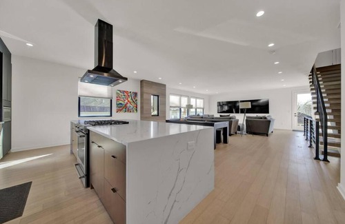 Charlotte Casa | AMAZING VIEWS Rooftop Patio, Gym and Game room
