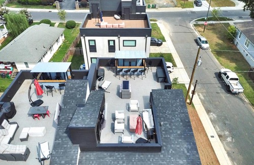 Charlotte Casa | AMAZING VIEWS Rooftop Patio, Gym and Game room