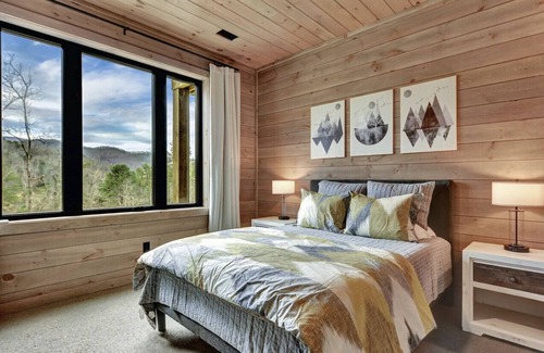 Walland Casa | Amazing Views Rustic Lodge - Indoor Pool, Firepit, and Gameroom!