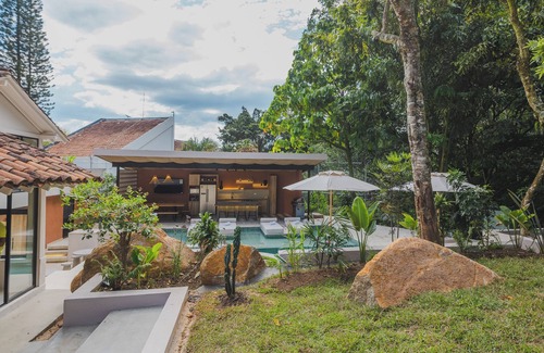 El Poblado Casa | Amazing Villa 7-bedroom house with Backyard Pool & Jacuzzi in Poblado Medellín