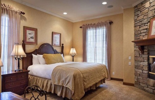 The Village Complejo | Amazing Villa in the Heart of Big Bear Village!