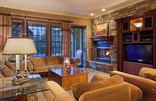 The Village Complejo | Amazing Villa in the Heart of Big Bear Village!