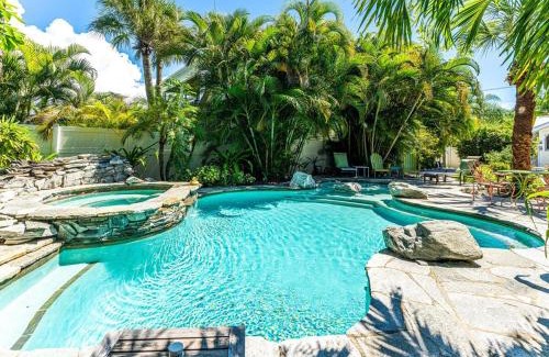 Longbeach Village Casa | Amazing Village Cottage! Walk to Whitney Beach!