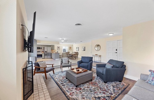 Paradise Casa | Amazing yard w/hot tub and golf 14 min from Strip