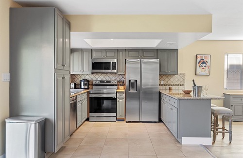 Paradise Casa | Amazing yard w/hot tub and golf 14 min from Strip