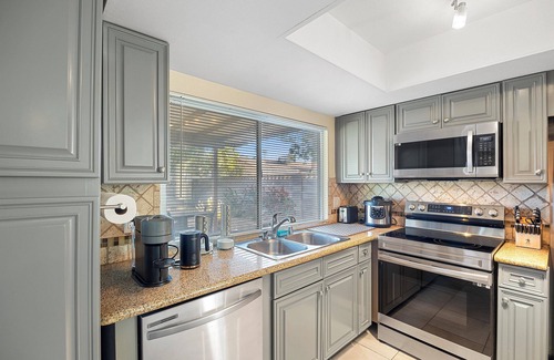 Paradise Casa | Amazing yard w/hot tub and golf 14 min from Strip