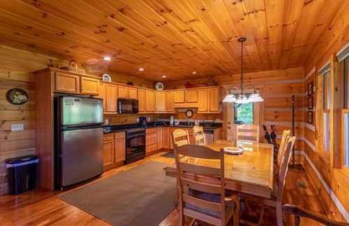 Boone Cabina | Amen Corner - Close to Boone! Hot Tub, Pet Friendly, Ping Pong, Foosball, Mountain Views