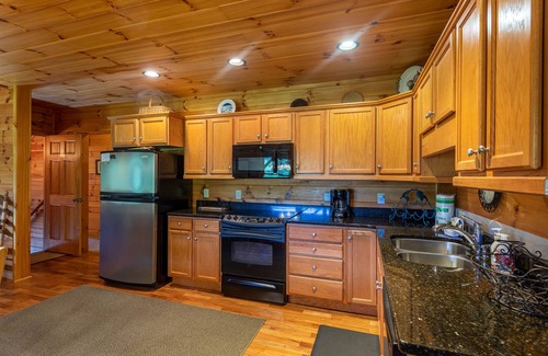 Boone Cabina | Amen Corner - Close to Boone! Hot Tub, Pet Friendly, Ping Pong, Foosball, Mountain Views