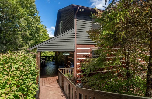 Boone Cabina | Amen Corner - Close to Boone! Hot Tub, Pet Friendly, Ping Pong, Foosball, Mountain Views