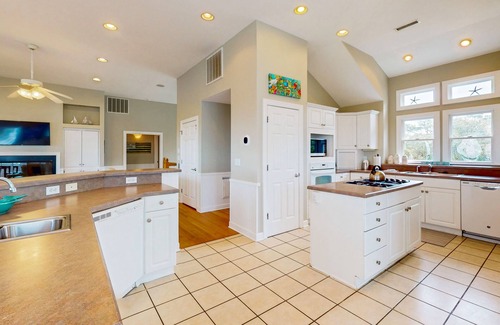 Corolla Light Casa | Amenity-rich 6BR Soundfront | Pool | Hot Tub