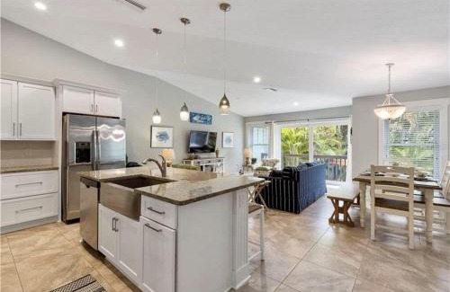 Holmes Beach Villa | AMI/Holmes Beach - 3/2 Home - Private Heated Pool and Yard - walk to beach