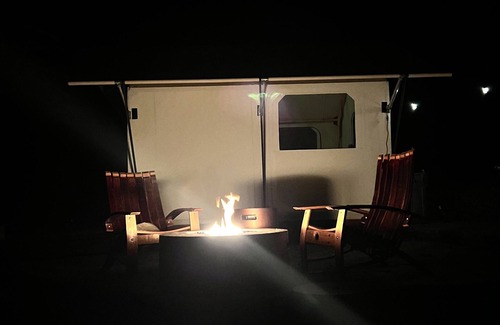 McMinnville Alquiler De RV | Amico Farm cozy wine country all weather Vista Tent with stunning views