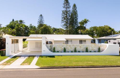 Agnes Water Casa | Amira Beach House - air conditioned, pool, walk to beach & cafes