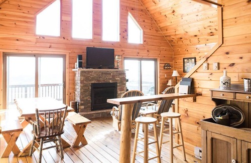 Hickory Hills Chalet De Esquí | Chalet de 6 dormitorios construido en Amish en el área de esquí / rafting Vista de 50 millas