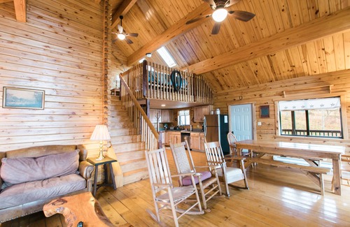 Hickory Hills Casa | Amish-Made Chalet Log Home- 50 Mile View- ¡NUEVO LISTADO!