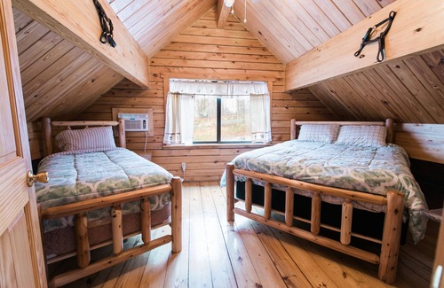Hickory Hills Casa | Amish-Made Chalet Log Home- 50 Mile View- ¡NUEVO LISTADO!