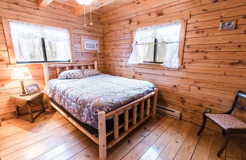Hickory Hills Casa | Amish-Made Chalet Log Home- 50 Mile View- ¡NUEVO LISTADO!